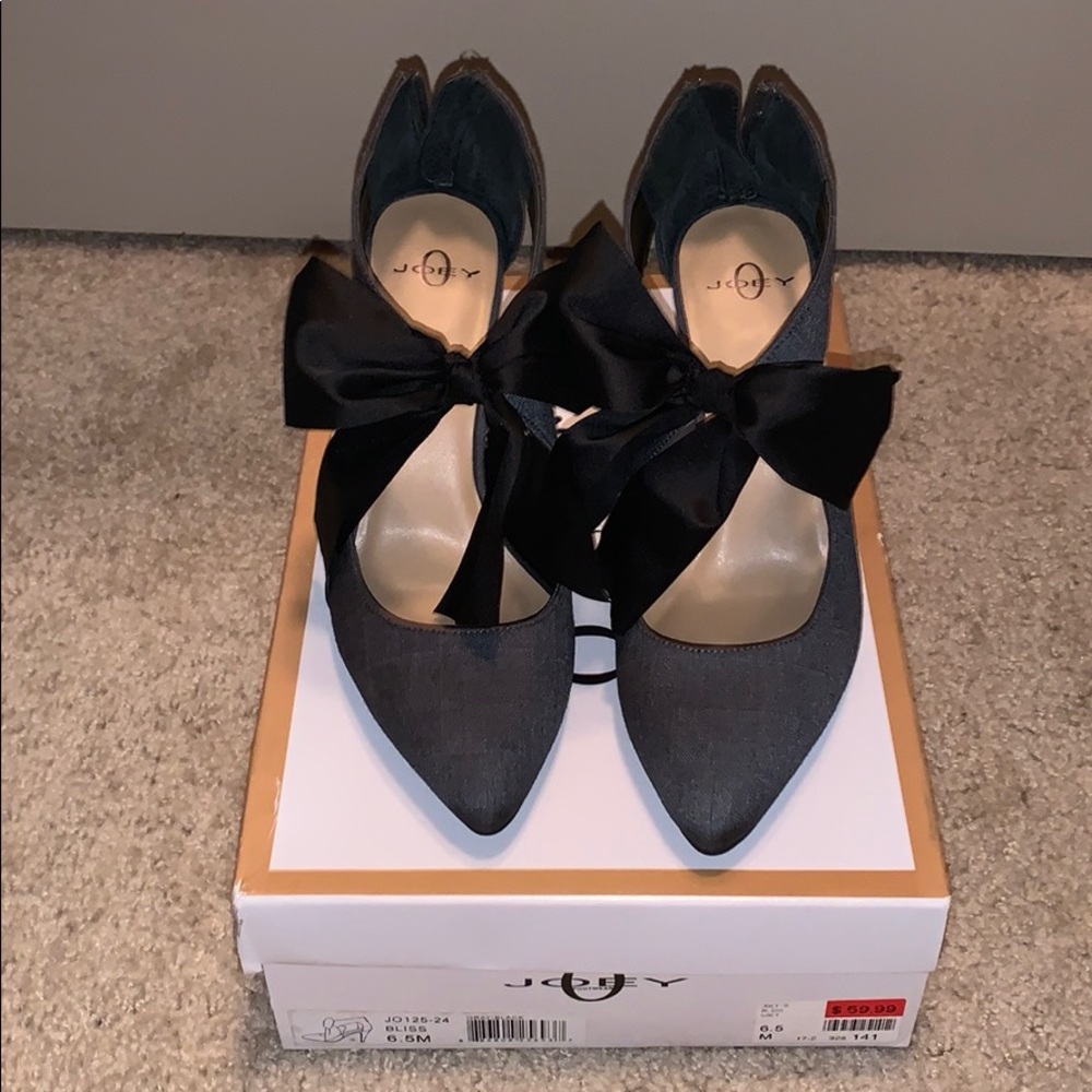 Bow heels